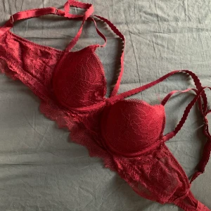 Bh - ny bh i fin röd färg, oanvänd. 