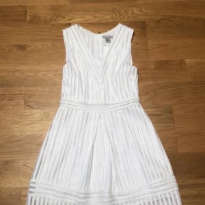 Vit klänning - Vit klänning från HM i storlek 36, helt oanvänd med prislapp kvar.