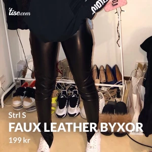 Faux leather byxor - Faux leather byxor med slits på sidorna i strl S, endast använda en gång. Inget fel på de, säljer pga de inte sitter som jag ville.  Pris: 199kr