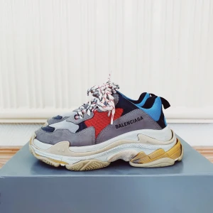 Balenciaga Triple S - använda 2 gån - Nästintill nya, äkta Balenciaga sneakers i strl 37 (men sitter mer som en 38a), använda 2 ggr. Orginalkartong medföljer. Verkligen statement-skor i många färger och perfekta till sommaren!! 4700 kr (INKL FRAKT), nypris 8000 kr.