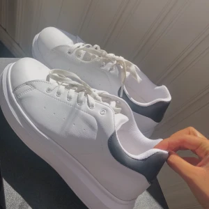  Chunky White snickers  - säljer super fräscha vita sneakers från Nelly.  Skorna är använda endast en gång så de är i princip i nytt skick.     OBS! Dessa är små i storleken, jag har 39 men var tvungen att gå upp två storlekar!  Frakt tillkommer! 👟