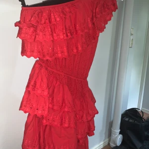 Fin klänning - Klänning från NA-KD (Linn Ahlborgs kollektion). Storlek 38 men sitter som 36. Det är modellen One Shoulder.  Frakt står köparen för