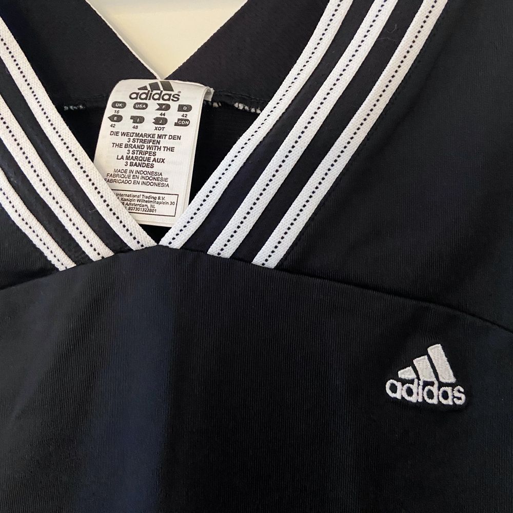 Jättefint träningslinne/tröja från Adidas. Snygg V-ringning och fin detalj i ryggen. Väldigt bra skick och säljer då jag inte använder linnen när jag tränar. Står storlek 42, men passar mig perfekt som vanligtvis är XS/S (jätteskumt 😅) Frakt tillkommer . Huvtröjor & Träningströjor.