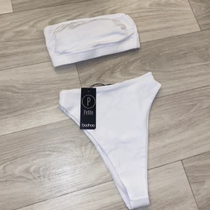 Petite vit ribbad bikini - Super fin oanvänd bikini, högmidjade trosor och bandåtopp.🤍    
