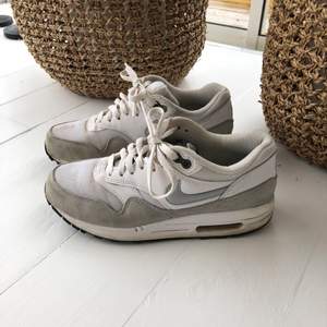 Nike Air sneakers i storlek 38 (något små i storlek) fint använt skick, men lite smutsiga. Porto 63kr 
