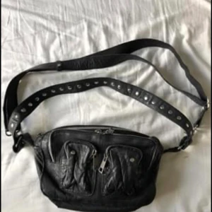 NuNoo väska - NuNoo Ellie washed axelväska i skinn, orginal pris 1399:-, säljer för 400, väldigt bra skick. Två axelremmar i olika storlekar.