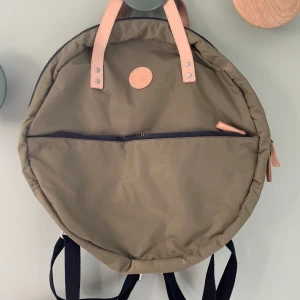 Snygg ryggsäck runt från Enter  - Jätte bra skick.