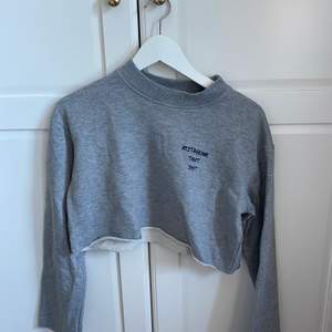 Fin lite tjockare tröja men croppad och lite vidare i ärmarna, från Hanna Licious kollektion med NAKD, storlek S, 60 kr inkl frakt