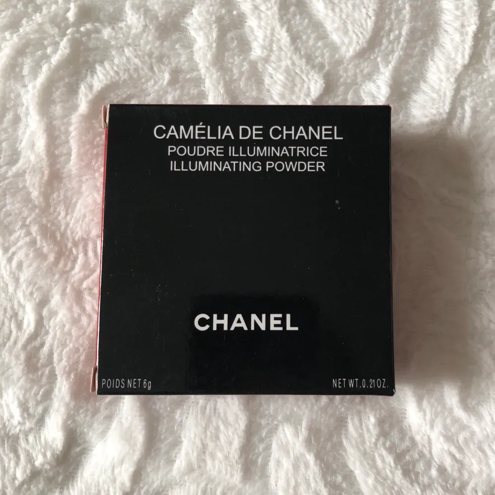 Endast swatchad på handen. Limited edition Chanel highlighter. Kan fraktas mot porto på 22kr 🦋, Nypris ca 600kr. . Övrigt.