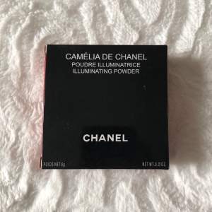 Endast swatchad på handen. Limited edition Chanel highlighter. Kan fraktas mot porto på 22kr 🦋, Nypris ca 600kr. 