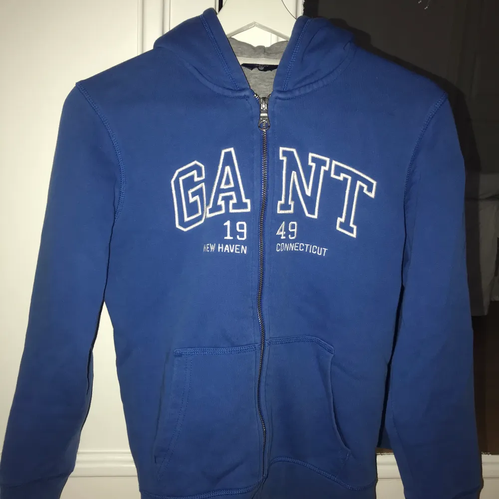 Säljer min blå Gant hoodie som är i strl 158/164 men passar även för XS. Den är i bra skick och knappt använd. Köptes för 899kr men säljer för 200kr, pris kan diskuteras! . Hoodies.