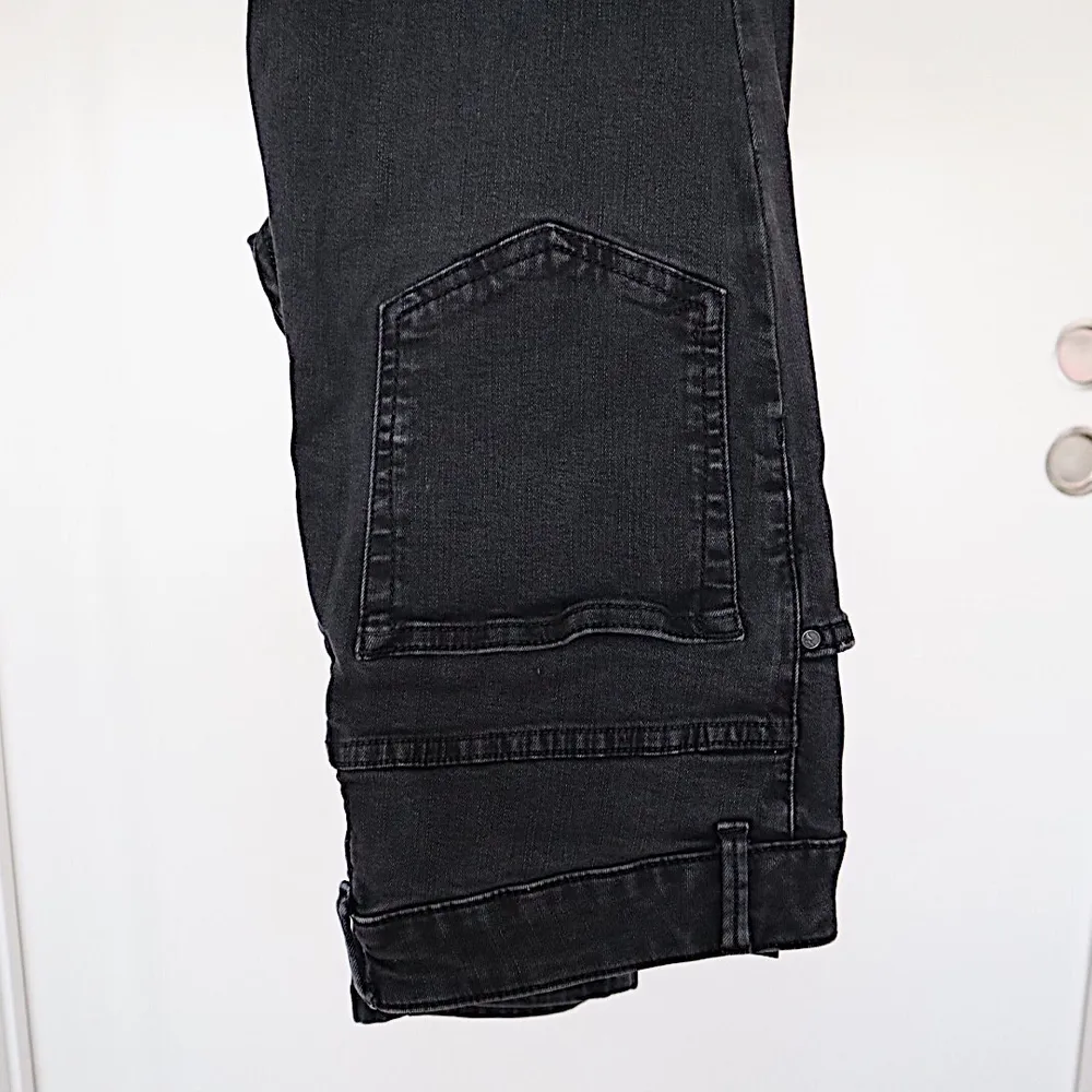 High-waisted, snygga svarta jeans med hål på knäna. Fråga om det är något 💕. Jeans & Byxor.