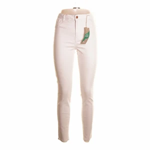Vita jeans från Gina Tricot  - Helt nya stretchiga vita jeans med hög midja. Köpta på Gina Tricot. Storlek 36. Frakt 63kr med postens skicka lätt. 