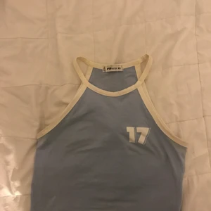 Linne  - Det är ett väldigt fint linne som tyvärr har blivit liten för mig. Ett billigt och fint plagg 