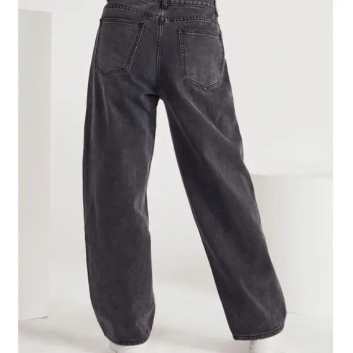 Ett par mörkgråa 90-talsliknande widelegged jeans från Nasty Gal (modell Dru, samarbete med EmRata). Supersnygga byxor, tyvärr lite för stora för mig. Storlek 34, passar 34-36. Kan sänka priset vid snabb förhandling. Frakt 50:-. Jeans & Byxor.