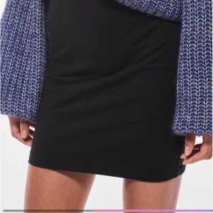 Kjol från Gina Tricot i nyskick - Kjol som tyvärr aldrig har kommit till användning, så jag hoppas någon av er får användning för den 😊 Frakten ingår! 😍