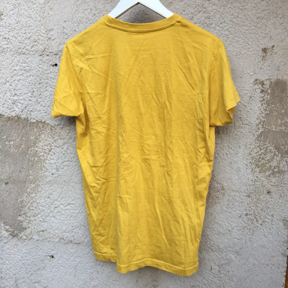 Supercoola T-shirt med text från First Aid Kit låt: emmylou. Inköpt på deras konsert i Globen förra vintern. Knappt använd så är i nyskick! 100% bomull. Köparen står för frakt. . T-shirts.