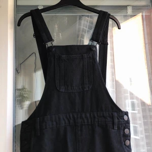 Hängselbyxor från Monki - Hängselbyxor från Monki! Svart jeanstyg och väldigt bekväm, verkligen ett favoritplagg som dock inte används tillräckligt. Skriv om du vill se fler bilder! 