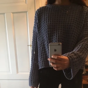 Mjuk och skön tröja - Tröja i pyloester som är otroligt mjuk och skön i fin blå färg! Kan fraktas eller mötas upp