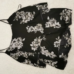 Sött linne med volanger  - Sparsamt använt. Storlek s. 