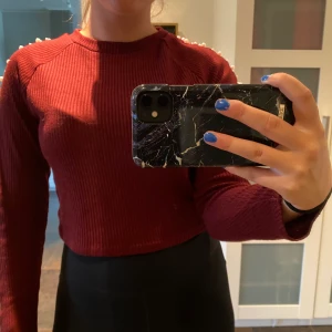 Vinröd tröja med pärldetaljer - Gullig tröja i ribbat material med pärldetaljer på ärmarna