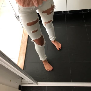 Håliga jeans - Vita, håliga & mycket snygga jeans. Inga fläckar eller liknande på dem utan de är som nya💗 Väldigt små i storleken så passar nog en xxs-xs