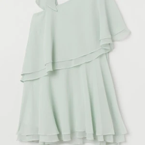 Klänning från hm  - Jättefin oanvänd klänning från hm. Säljer då den som sagt inte används. Stl 44. 100 kr plus frakt 