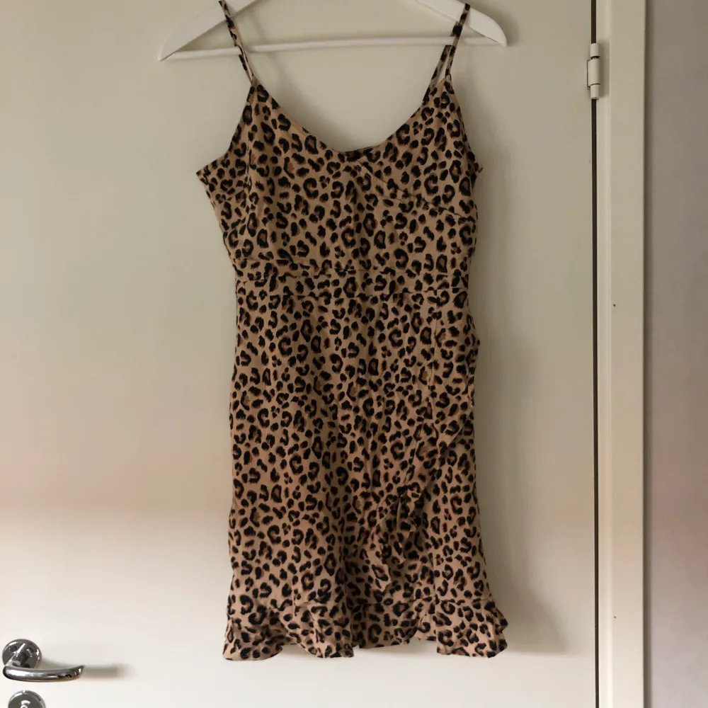 Jättefin klänning från H&M i leopardmönster! Aldrig använd så den är i jättefint skick! Frakt tillkommer på 63kr 💞💞. Klänningar.