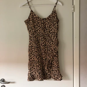 Leopardklänning - Jättefin klänning från H&M i leopardmönster! Aldrig använd så den är i jättefint skick! Frakt tillkommer på 63kr 💞💞