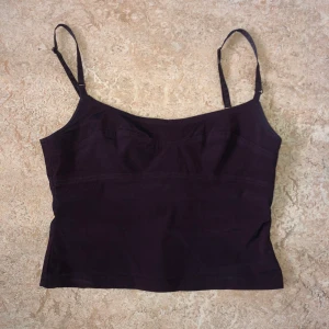 fint linne - fint rött linne köpt på plick, aldrig använt av mig tyvärr❤️ frakt 22kr (läs ”policy” inlägg innan köp)