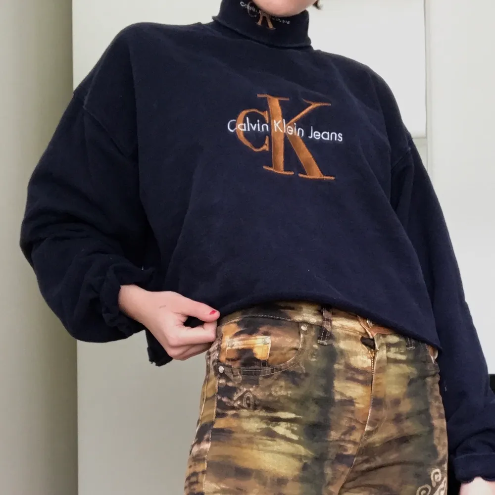 Supermysig vintage Calvin Klein tröja!!! Har croppat den själv. Hög krage med detalj. Storlek XXL men funkar även som oversize.. Tröjor & Koftor.