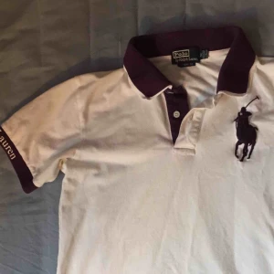  - Strl: M Cond: Oanvänd, 10/10 Pris: 200 Frakt: köparen står för frakten 