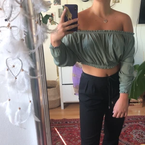 Zara - En supersomrig off-shouldertop i en mörkgrön färg! - fri frakt 