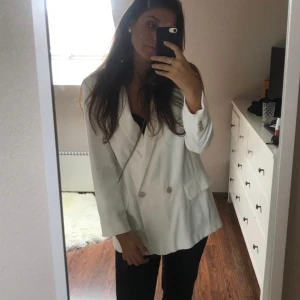 Oversized vit blazer - 93% viscosa 7 % polyester. Fint skick och använt enbart ett par gånger. Från Zara. 