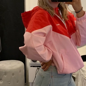 Levi’s vindjacka - Tunn vindjacka från levi’s i rosa och rött. Aldrig använd och mycket bra skick. Nypris 900kr. 200 + frakt