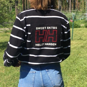 Helly Hansen X Sweetsktbs-tröja - Snygg Helly Hansen X Sweetsktbs-tröja i fint skick! Säljer då den inte kommer till användning längre. Den är för stor för mig så har den instoppad på bilderna, men kan skicka fler bilder på hur den ser ut om så önskas! Frakt tillkommer💕 