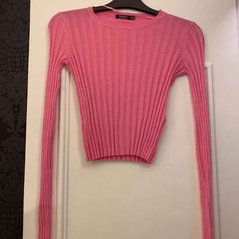 Säljer en rosa tröja från bershka som endast är testad. Storleken är S och jag säljer den för 60 kr.. Tröjor & Koftor.