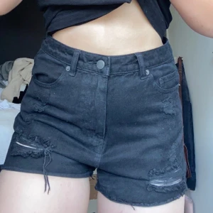 Sjukt snygga svarta shorts - Ett par väldigt fina shorts. Älskar dom här men har valt att sälja nu. Kommer från Denim Co. Användes för ett och två år sedan under sommrarna. Inga slitningar och ett riktigt bra sick. Frakten står du för men öppen för att diskutera pris och byten🥰