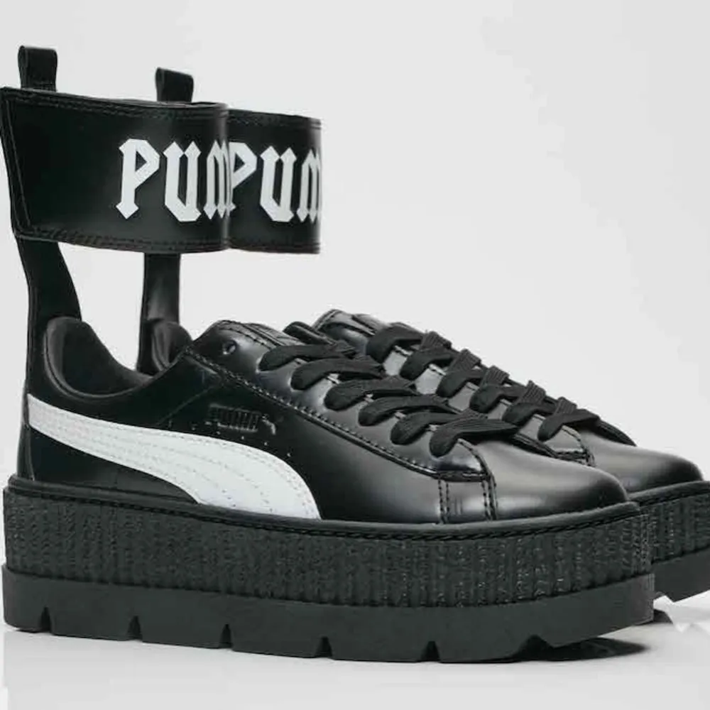 Säljer mina superfina Puma FENTY ankle strap sneakers. Skorna är varsamt använda. Bild lånad från Google. Fler bilder kommer.  Storlek 37. Normal i storleken. Nypris 1699kr. Jag står för frakten. Pris kan diskuteras. . Skor.