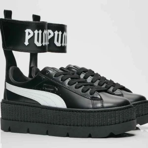 Puma FENTY ankle strap sneakers  - Säljer mina superfina Puma FENTY ankle strap sneakers. Skorna är varsamt använda. Bild lånad från Google. Fler bilder kommer.  Storlek 37. Normal i storleken. Nypris 1699kr. Jag står för frakten. Pris kan diskuteras. 