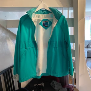 Blå vindjacka  - Superfin jacka, storlek M, senaste bud: 150kr💖💖