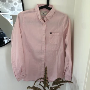 Lexington skjorta - Rosa snygg Lexington skjorta i mycket fint skick. Storlek S. Porto 63kr 