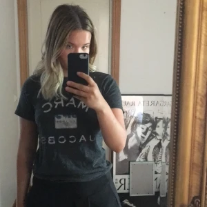 Marc Jacobs t-shirt! - Jätte skön Marc Jacobs t-shirt som tyvär inte är min stil längre! Skulle säga att den passar alla storlekar mellan XS-M! Nypris 600 kr! Kan mötas upp i Stockholm annars står köparen för frakt 
