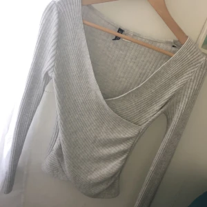 Tröja - Ribbad omlott tröja.