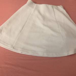 En vit kjol i storleken 36 från cubus