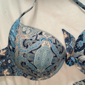 Bikini storlek 80B - Bikini från Hm men endast testat så helt oanvänd. Storlek 80B push up. Väldigt fint mönster. Frakt tillkommer, skriv för frågor💞