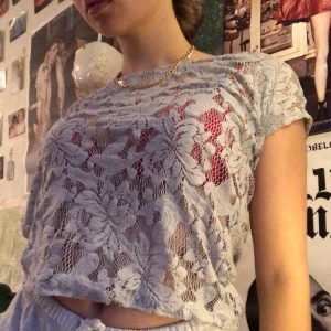 T-SHORT ME SPETS💙 - Ljusblå tröja med spets.💙 Möts gärna upp i Västerås men frakt funkar även.💕💫