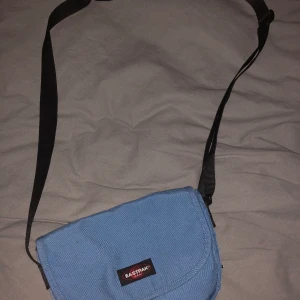 Eastpak - Säljer min jättefina väska från Eastpak den är köpt för 200 kr och är i ett väldigt fint skick. Den är unik och är svår att hitta så det är ett rikigt kap. Säljer pga av arts en inte kommer till användning. Fraktar endast (köparen stå för frakten 63 kr)❤️