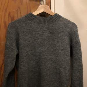 Stickad grå tröja från STAY (köpt på carlings) i ullmix. Varm och skön och supersnygg