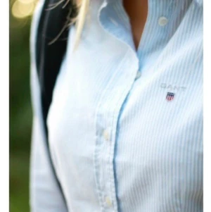 Gant skjorta blå vit randig!  - Superfin gant skjorta! Lite deo-missfärgning i armhålorna men det märks inte av så mycket, därav det låga priset. Inköpt för 1100! 